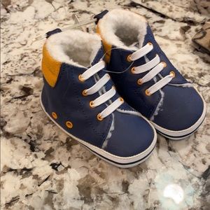 Fuzzy crib shoes 0-3months